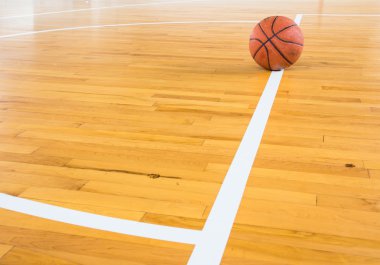 Basketbol topu yere yere