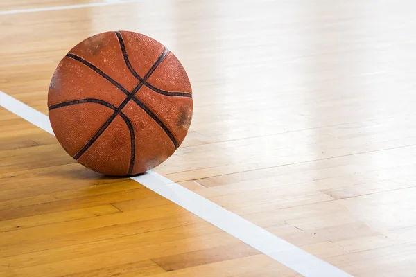 Bola de basquete sobre o chão — Fotografia de Stock