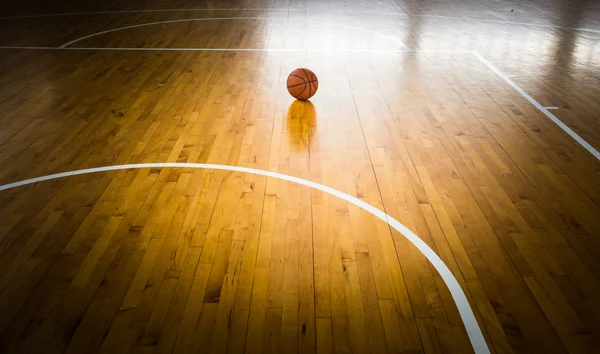 Balle de basket par-dessus le sol — Photo