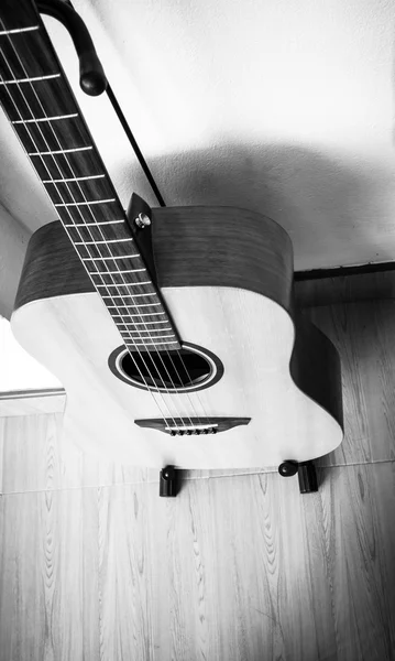 Wooden acoustic guitar — Stock Photo, Image