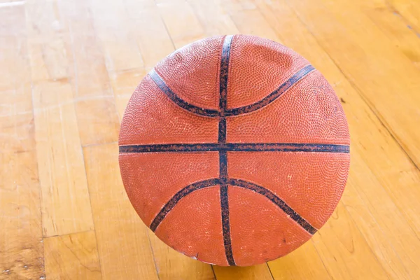 Balle de basket par-dessus le sol — Photo