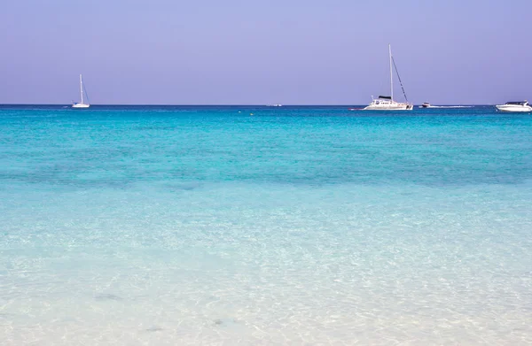 Bellissima isola con barca — Foto Stock