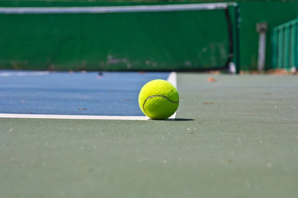 Tennis Ball on the Court — Stock Photo, Image