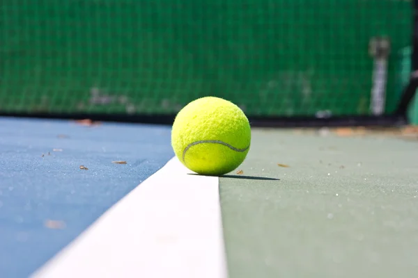 Tennis Ball on the Court — Stock Photo, Image