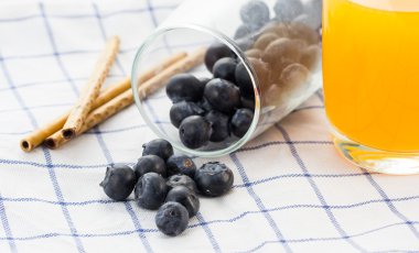 Masanın üzerine taze yaban mersini