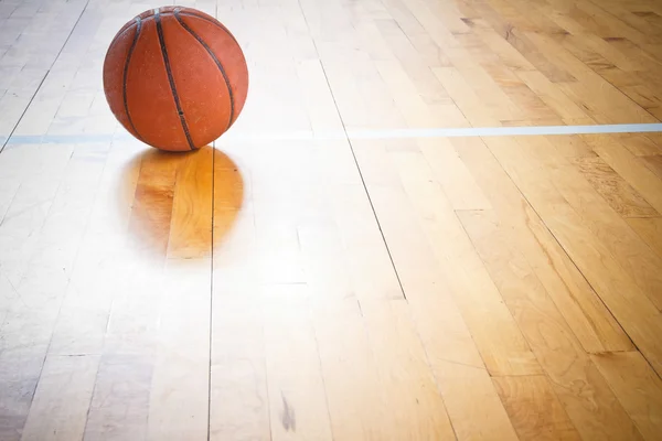 Basketbal bal over vloer — Stockfoto