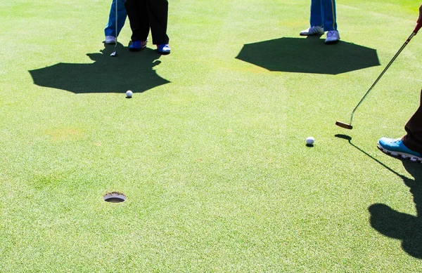 Hrát golf. golfovou hůl a míček. — Stock fotografie