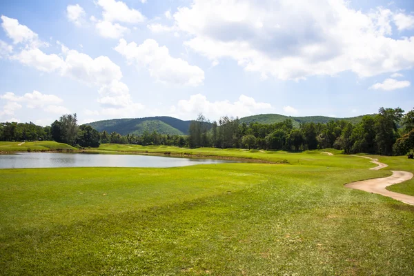 Terrain de golf herbe verte et lac — Photo