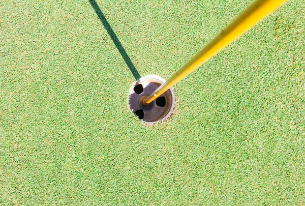 Buraco de golfe e bandeira — Fotografia de Stock
