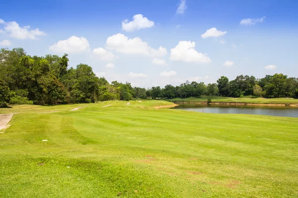 Golfplatz Grünes Gras und See mit Wolkenlandschaft — Stockfoto