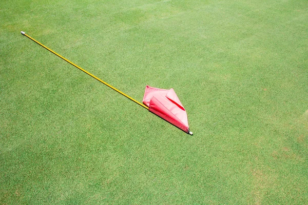 Drapeau sur le golf . — Photo