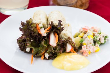 ekmek, sarılmış marul salata