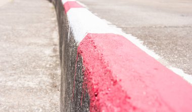 Kırmızı ve beyaz yol bariyer kadar kapatın