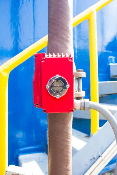 Červený ventily, ovládání ventilu voda — Stock fotografie