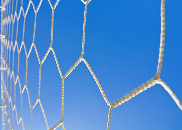 Voetbal doel netto op blauwe hemel — Stockfoto