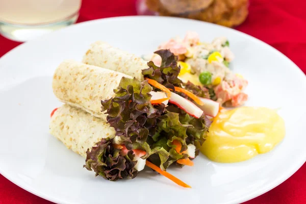 ekmek, sarılmış marul salata