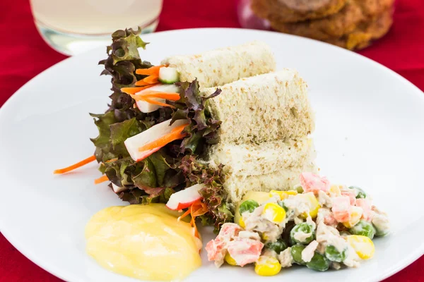 ekmek, sarılmış marul salata