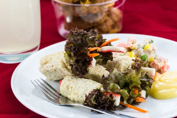 ekmek, sarılmış marul salata