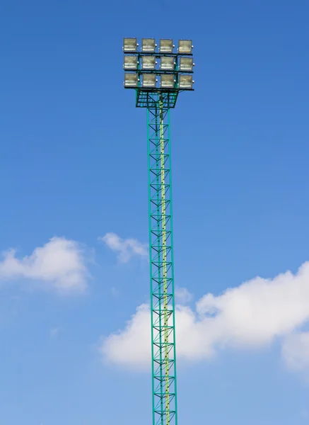 Спортивное освещение на голубом фоне неба — стоковое фото