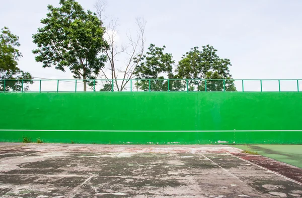 Alte grüne Tennisfläche — Stockfoto
