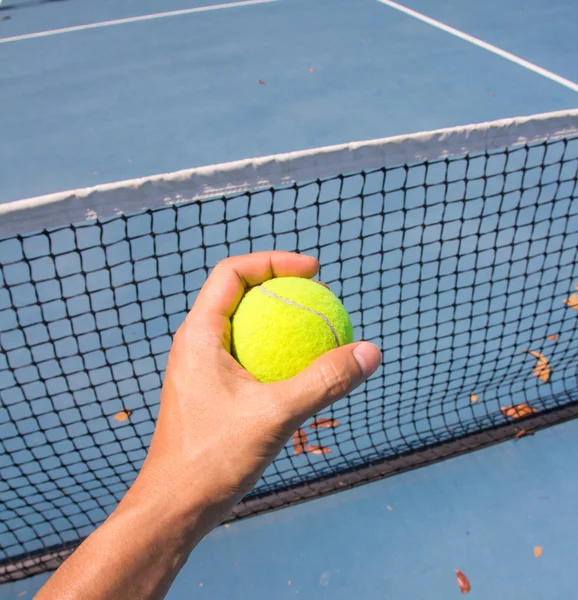 Hand holding tennis ball — Stock Photo, Image