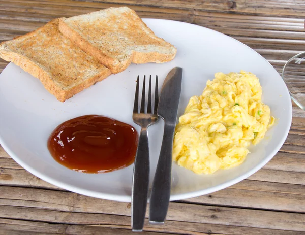 Завтрак с яйцами, сосисками, тостами — стоковое фото