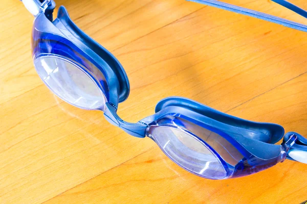 Goggles voor zwemmen op de verdieping — Stockfoto