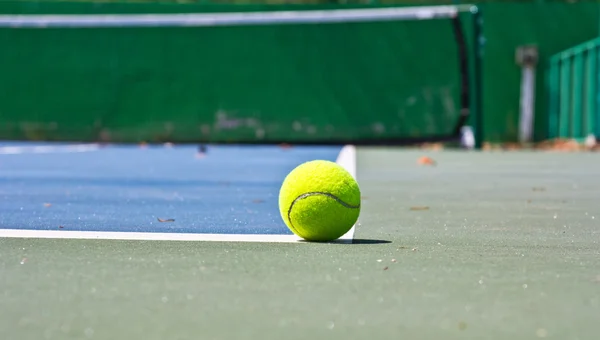 Tennis Ball on the Court — Stock Photo, Image