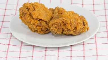 Tabakta kızarmış tavuk.