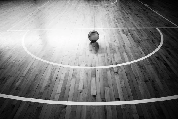 Baloncesto pelota sobre el piso en el gimnasio — Foto de Stock