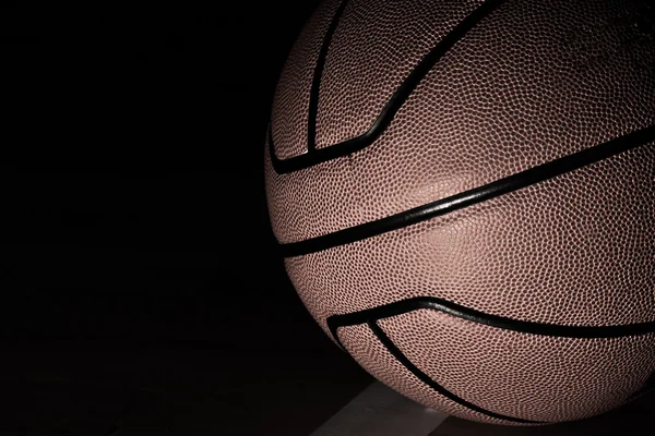 Basketbal op Hof zwarte achtergrond — Stockfoto