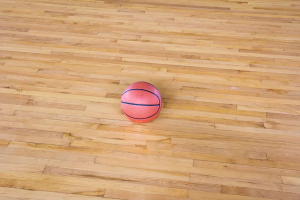 Balle de basket sur le sol dans la salle de gym — Photo