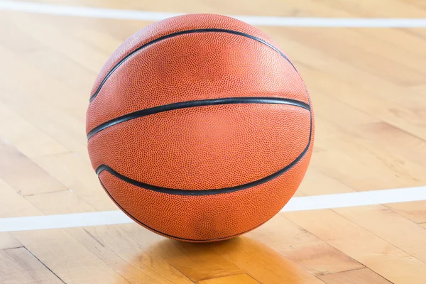 Bola de basquete sobre o chão no ginásio — Fotografia de Stock