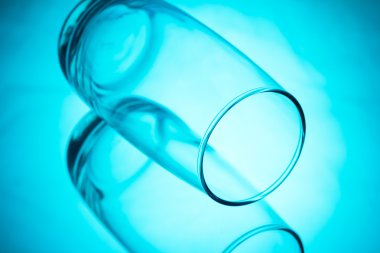 Boş bardağı kapat..