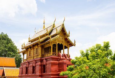 Tay Budist tapınağı kutsal salonunda. Wat Phra o Hariphunch