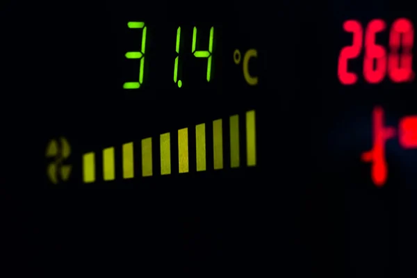 Temperature control shows high temperatures — Stock Photo, Image