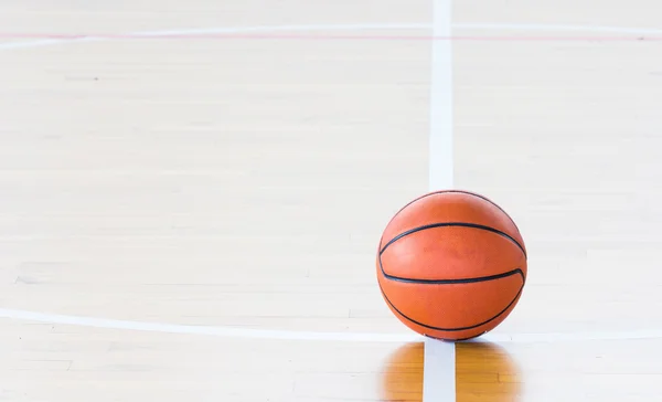 Basketbalový míč nad podlahou — Stock fotografie