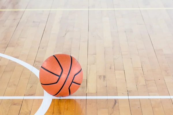 Baloncesto pelota sobre el piso —  Fotos de Stock