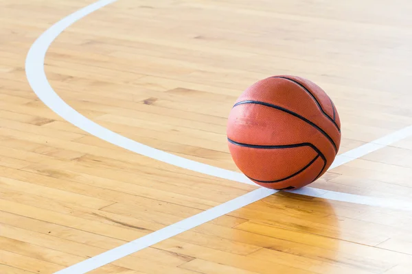 Basketbal bal over vloer — Stockfoto