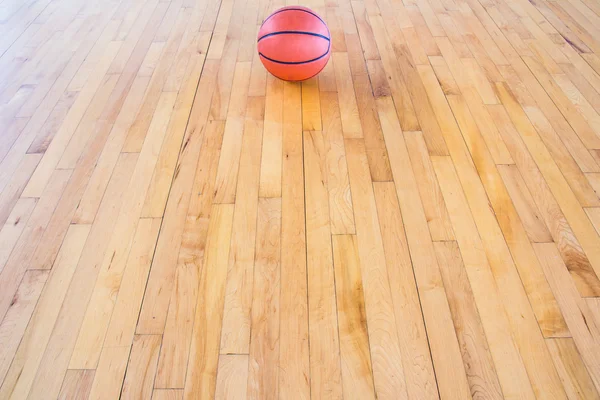 Bola de basquete sobre o chão — Fotografia de Stock