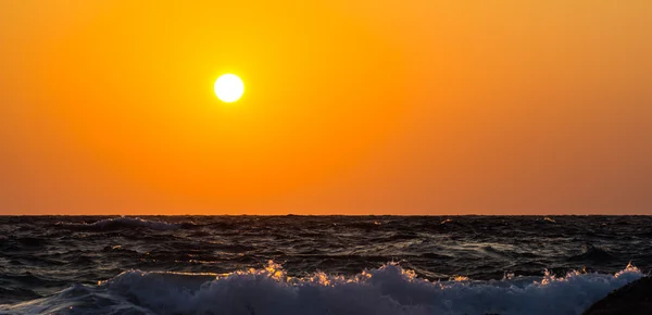 Paysage de beauté avec lever de soleil sur la mer — Photo