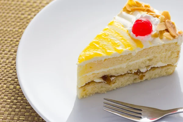 Deliciosa rebanada de pastel en el plato — Foto de Stock