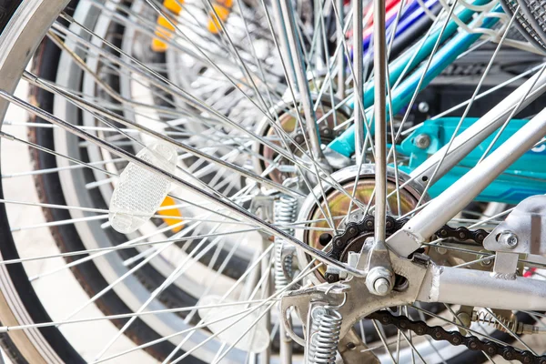 Detalle de rueda de un grupo de bicicletas — Foto de Stock