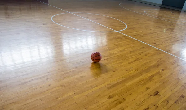 Pallone da basket sul pavimento — Foto Stock