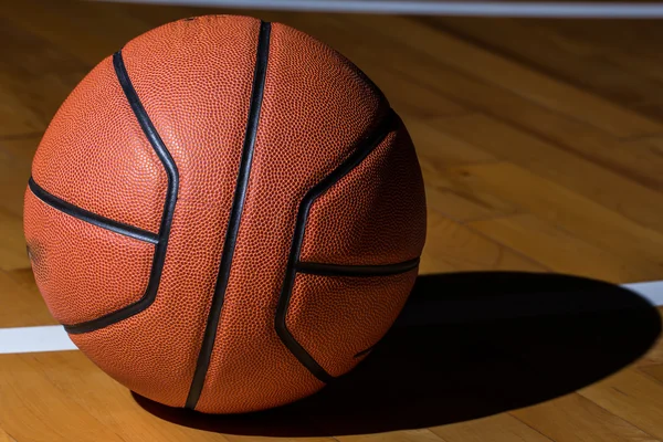 Işık efekti ile sahada basketbol — Stok fotoğraf