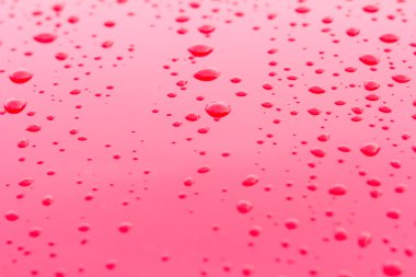 Kırmızı arkaplanda su damlaları