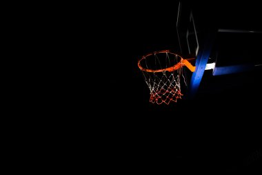 Basketbol çember ışık efekti siyah zemin üzerine