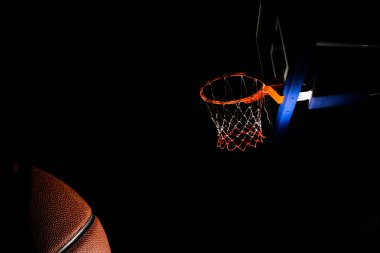 Basketbol çember ışık efekti siyah zemin üzerine