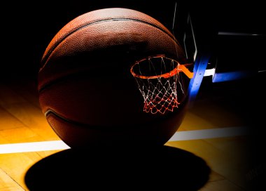 Basketbol çember ile basketbol topu siyah arka plan üzerine