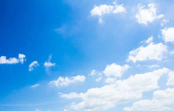 Cielo azul con primer plano de nubes — Foto de Stock